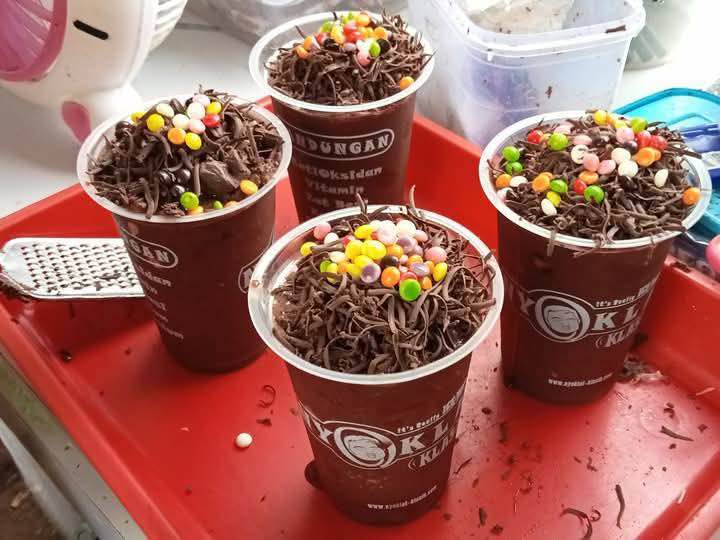 ES COKLAT KEKINIAN TOPPING MELIMPAH – MANISNYA BIKIN NAGIH! 🍫🥤