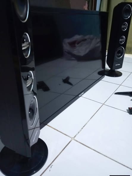 Jual TV Polytron 32 Inc analog speaker tower