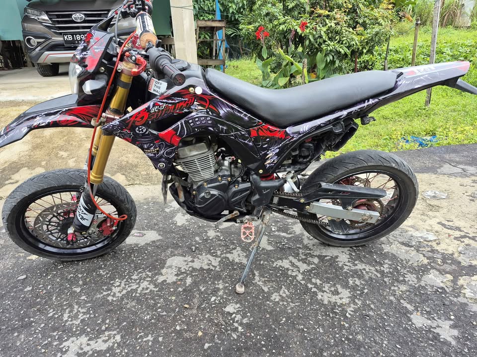 MOTOR SUPERMOTO KEREN – SIAP GAS, TAMPILAN GAGAH!