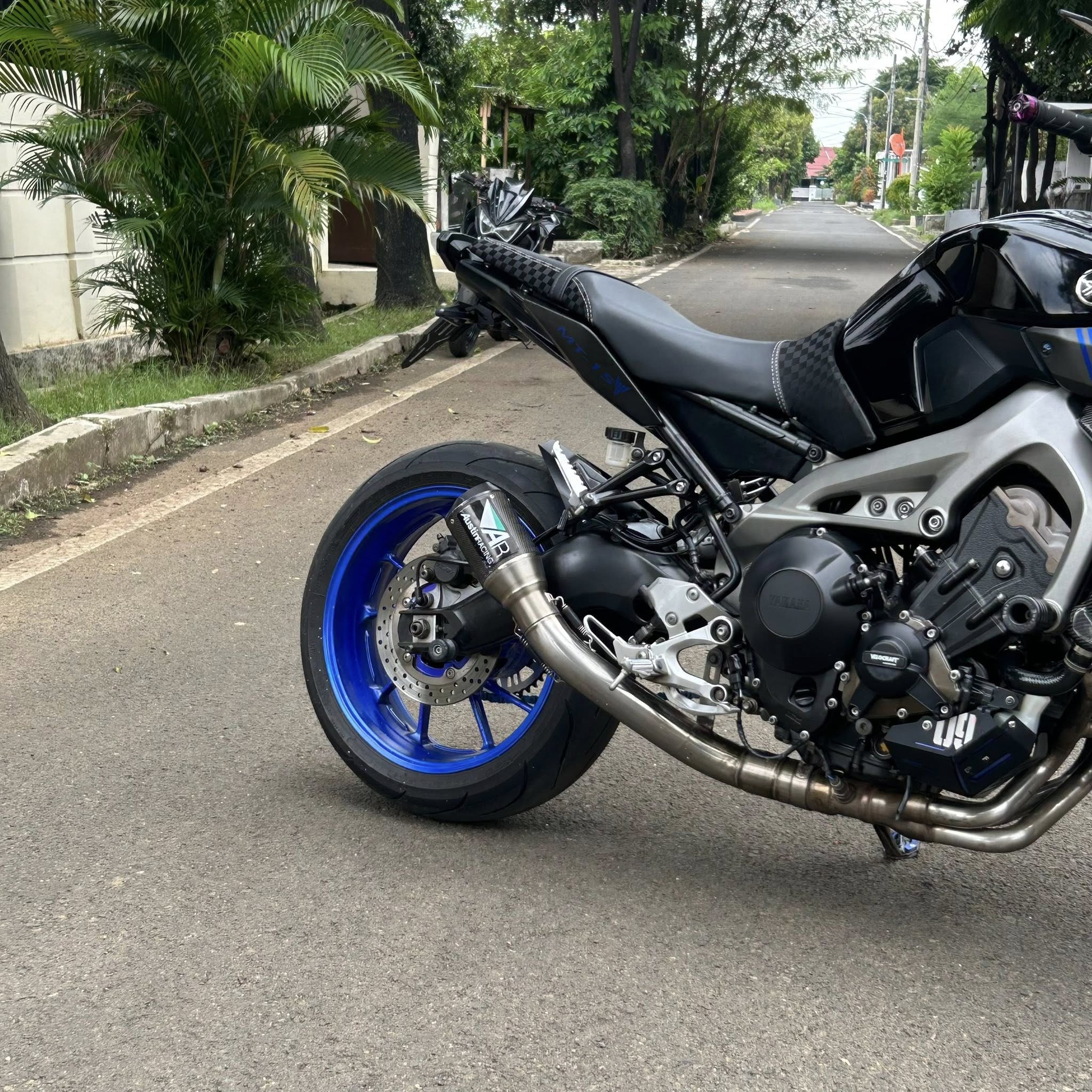Motor Naked Sport Gagah Siap Touring Keren