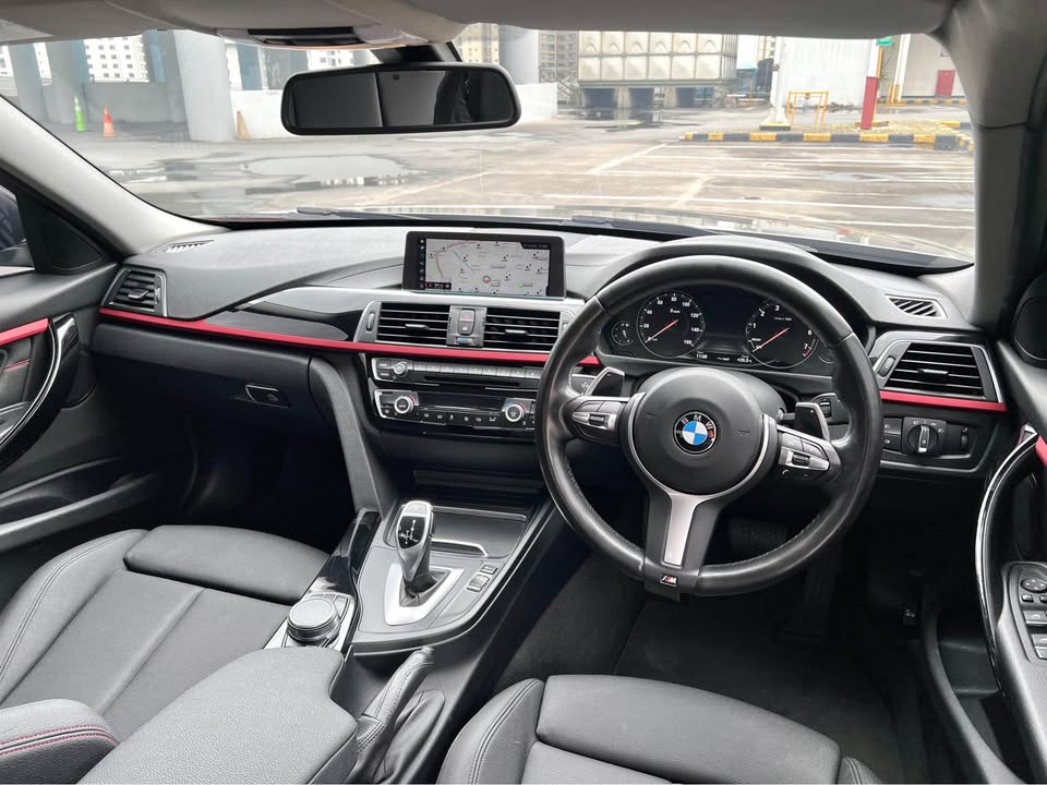 Mobil BMW Sedan Mewah Nyaman Siap Pakai