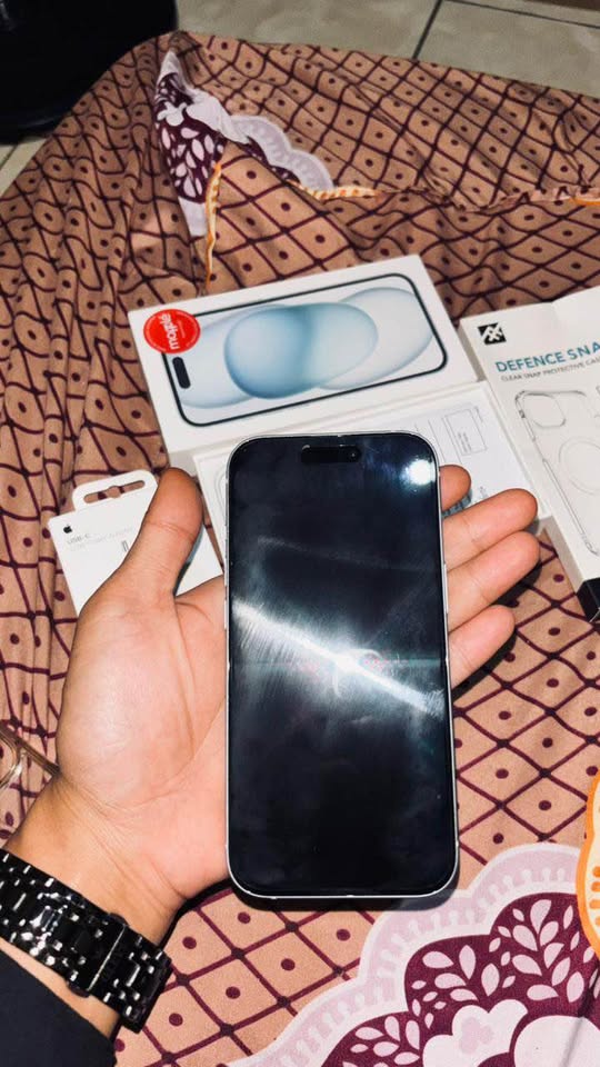 iPhone 15 Putih Mulus Fullset Siap Pakai!!