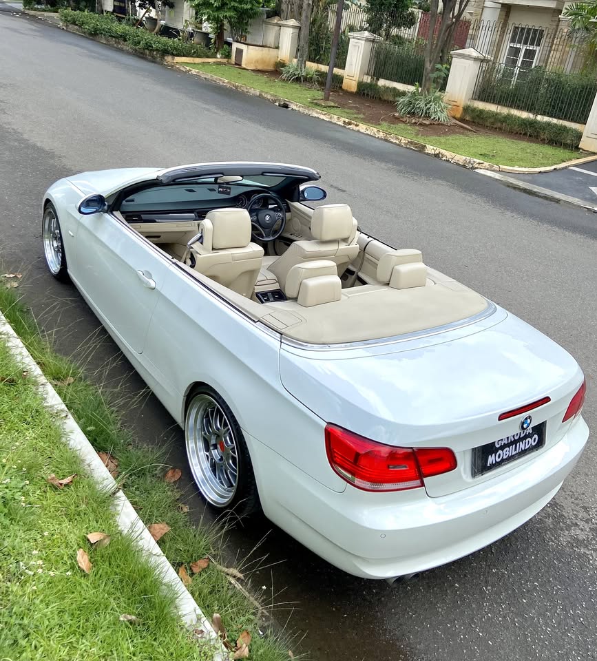 Bmw E93 325i convertible thn 2008 white on beige mint condition