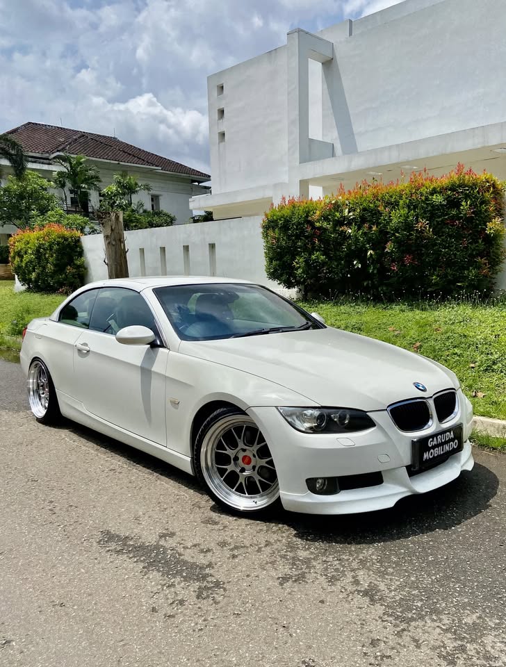 Bmw E93 325i convertible thn 2008 white on beige mint condition