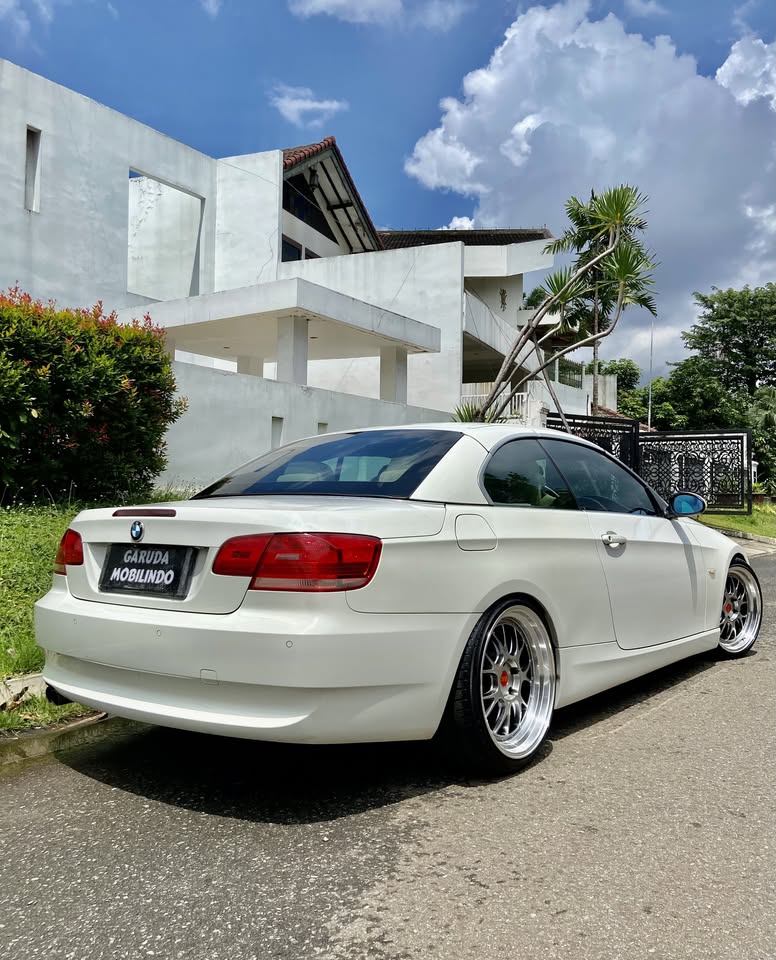 Bmw E93 325i convertible thn 2008 white on beige mint condition
