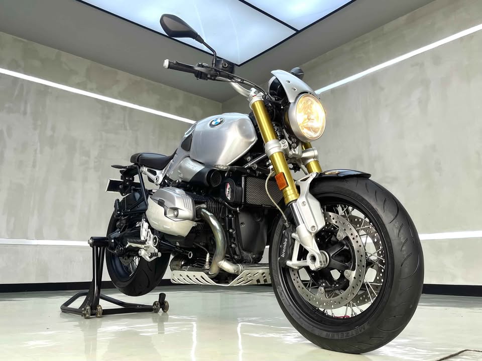 BMW R-NINE T 2017 Silver (Full Paper)