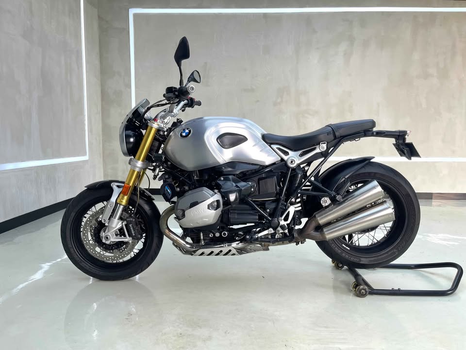 BMW R-NINE T 2017 Silver (Full Paper)