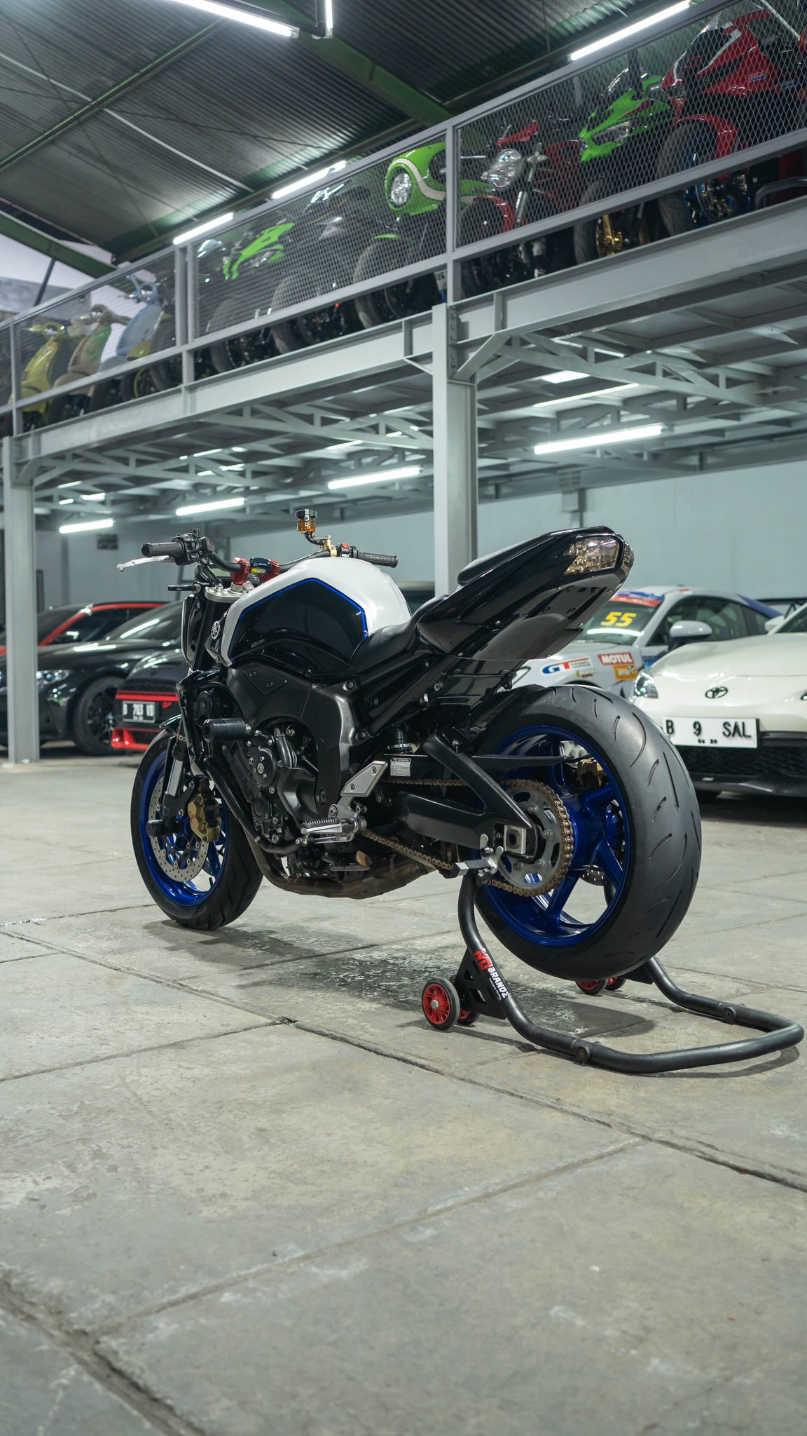 Moge naked under 100jt