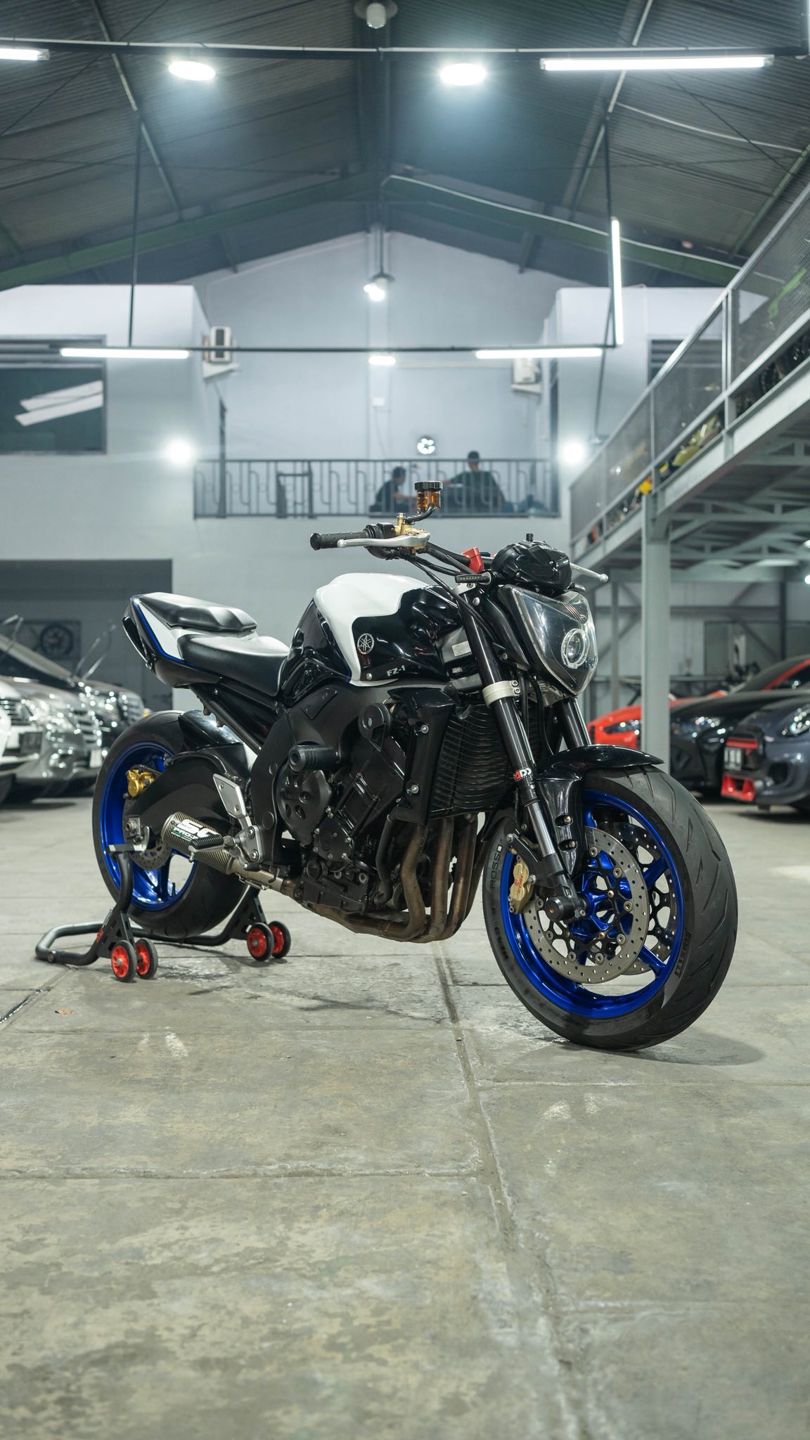 Moge naked under 100jt