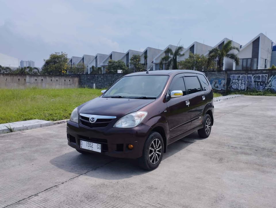 XENIA XI DLX 1.3 MT 2011 MAROON D1552GU