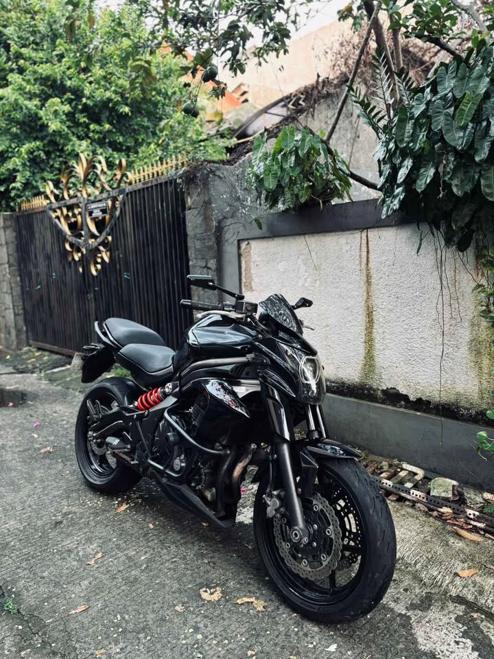 Kawasaki ER650N ( black mettalic )