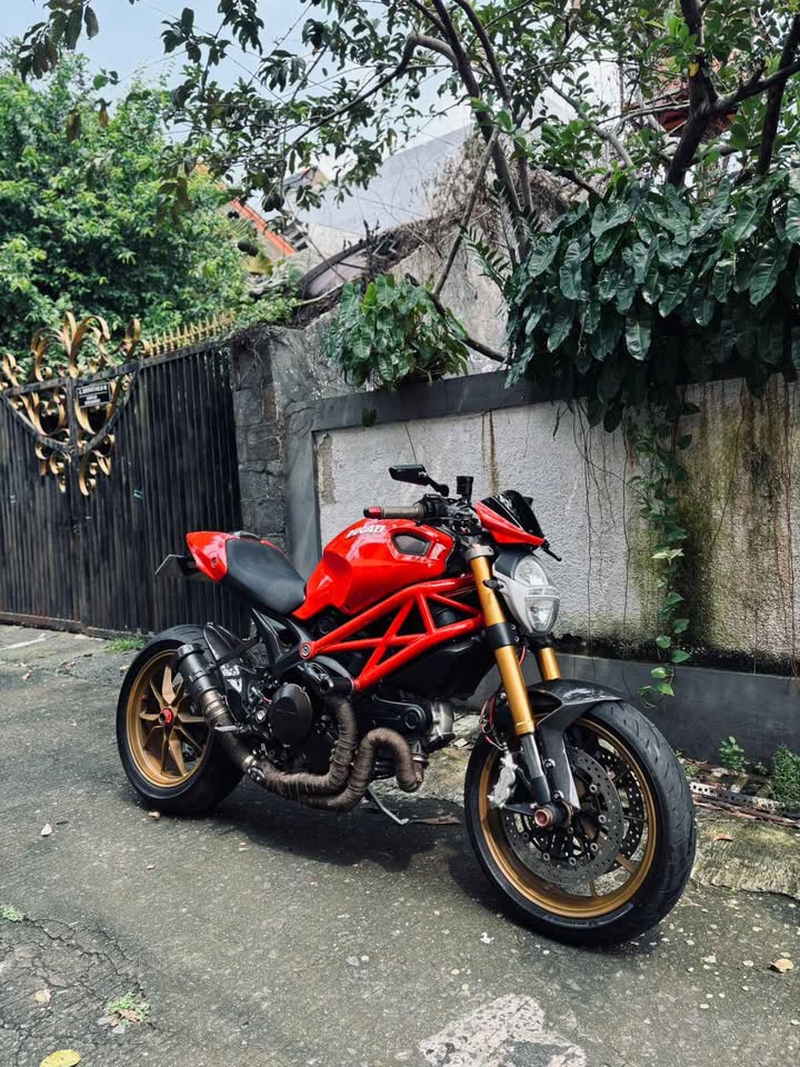 Ducati monster 1100 EVO ABS TYPE TERTINGGI ( red on carbon )