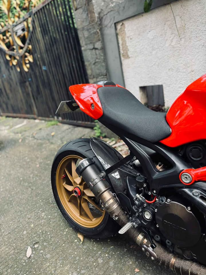 Ducati monster 1100 EVO ABS TYPE TERTINGGI ( red on carbon )