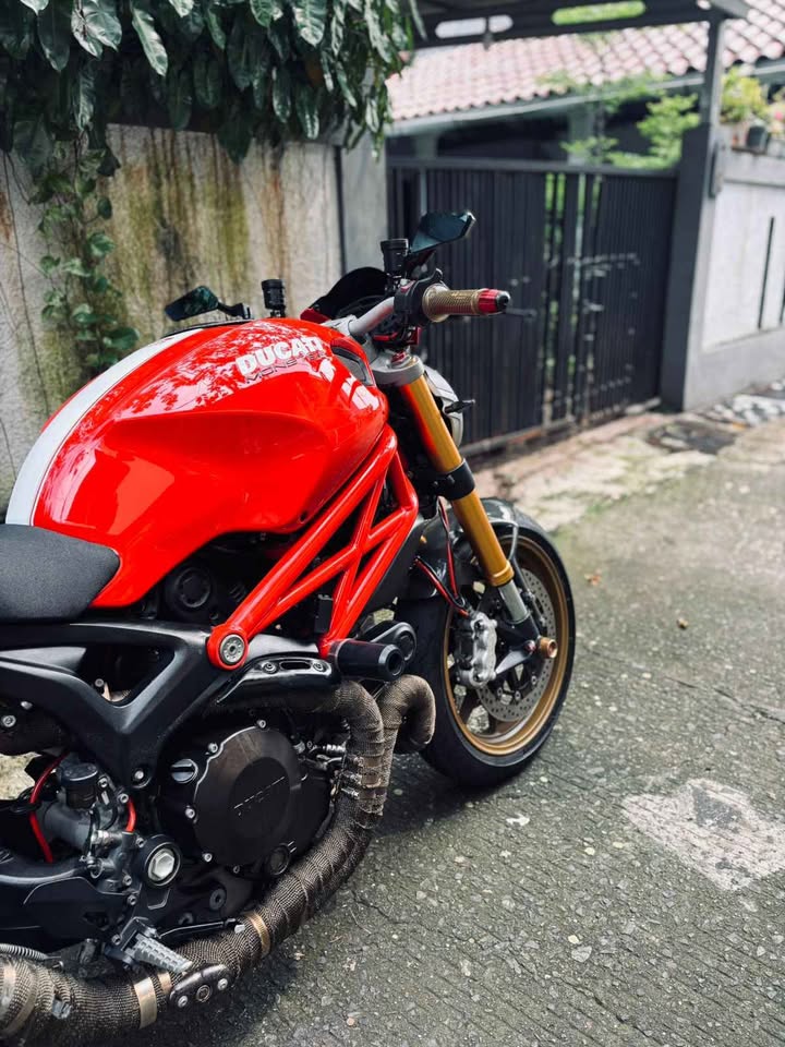Ducati monster 1100 EVO ABS TYPE TERTINGGI ( red on carbon )