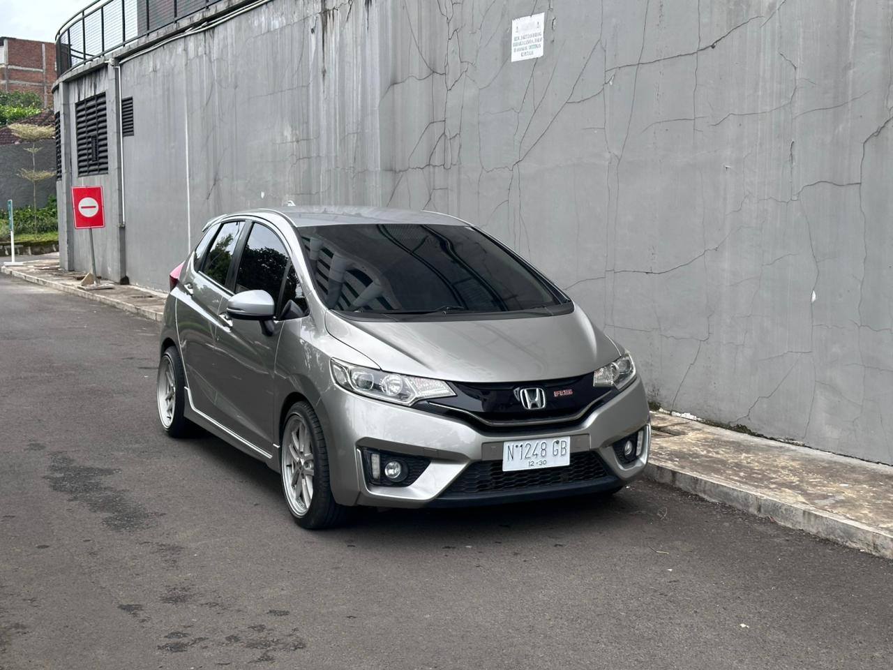 DIJUAL HONDA JAZZ RS GK5 2017 – MATIC RESPONSIVE, SIAP PAKAI! 🚗