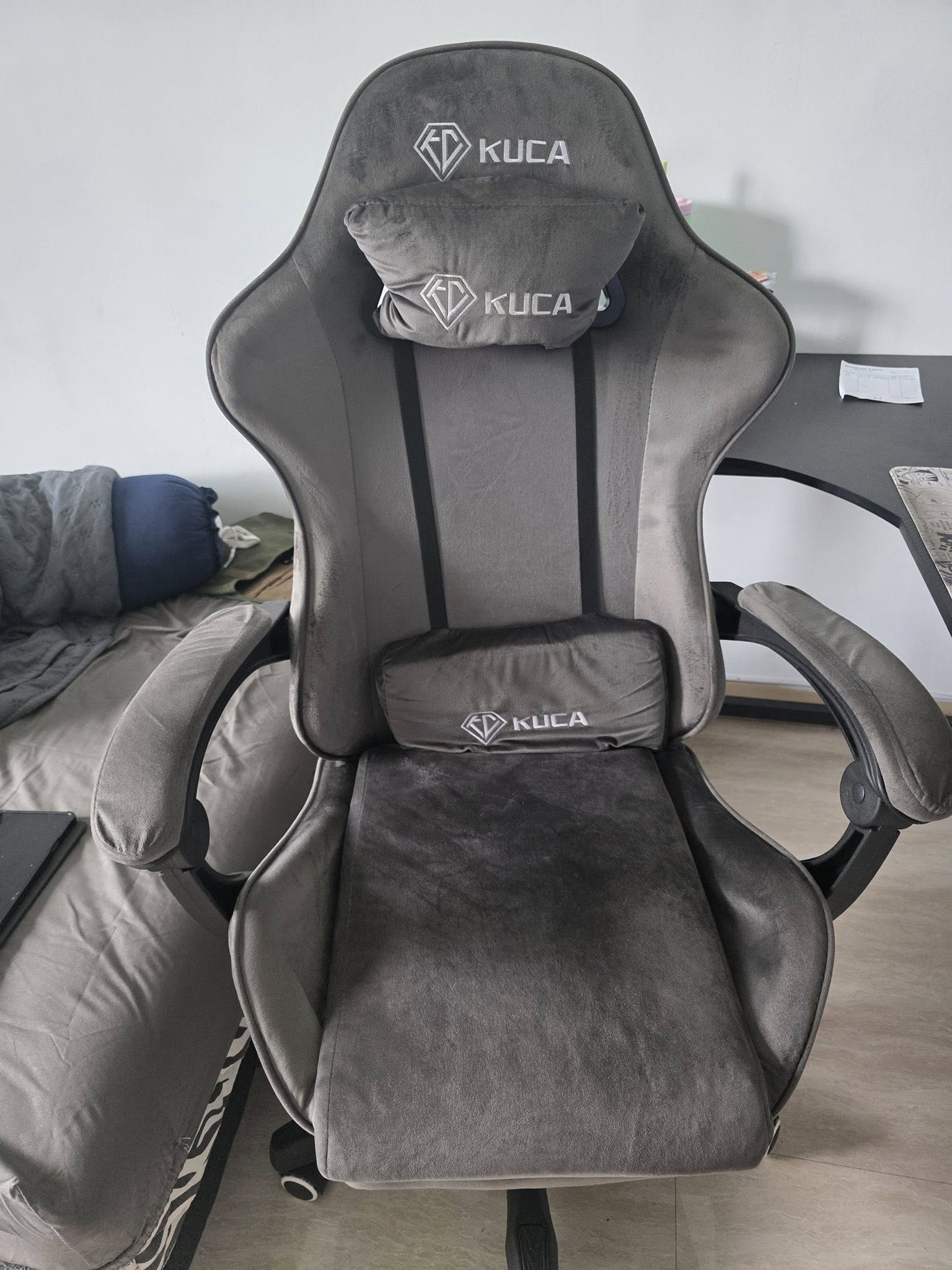 DIJUAL CEPAT! SET GAMING PREMIUM – MEJA CARBON + KURSI KUCA 🔥