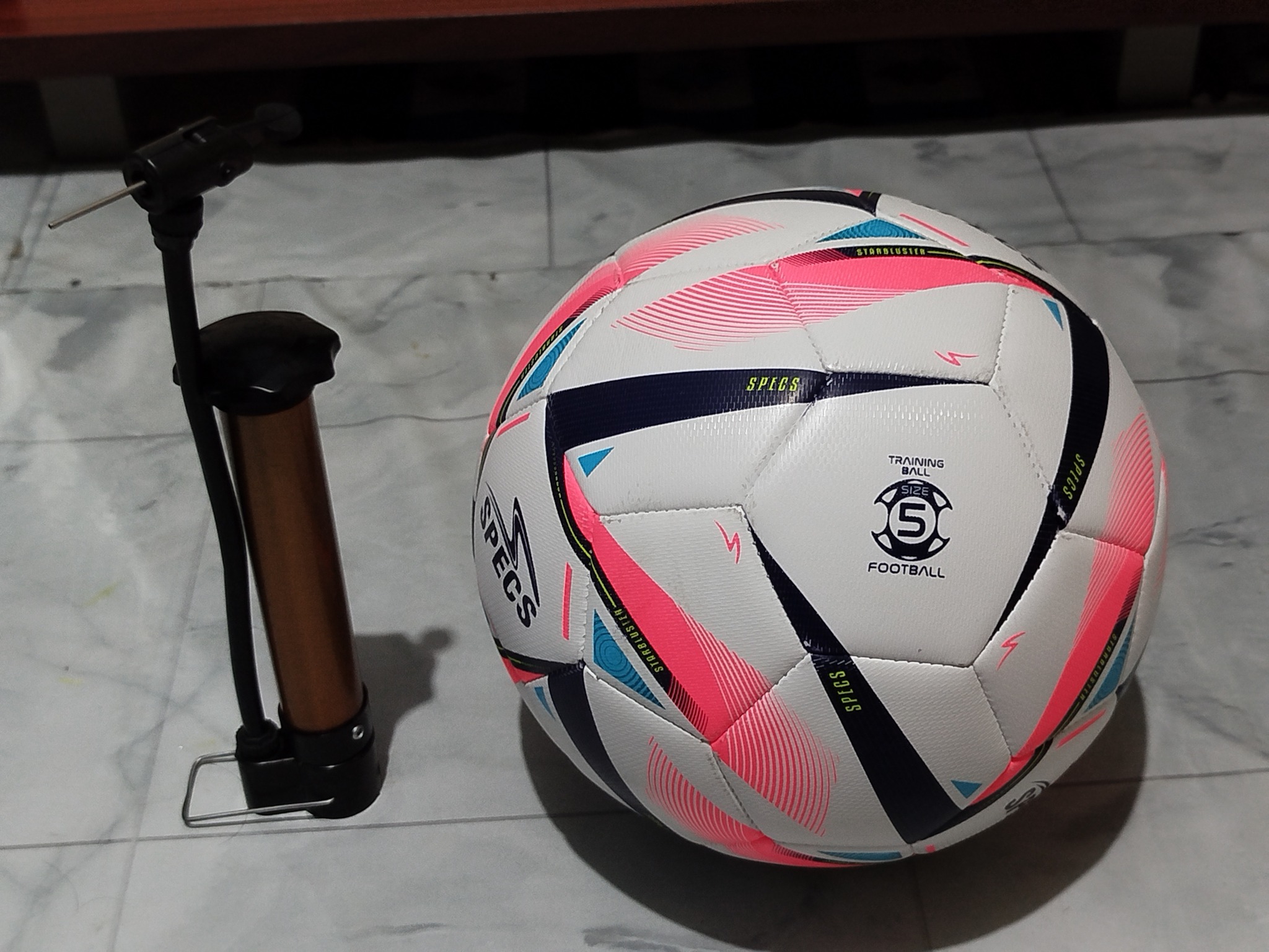Dijual Bola Sepak Ukuran 5 – Siap Main, Bonus Pompa & Pentil