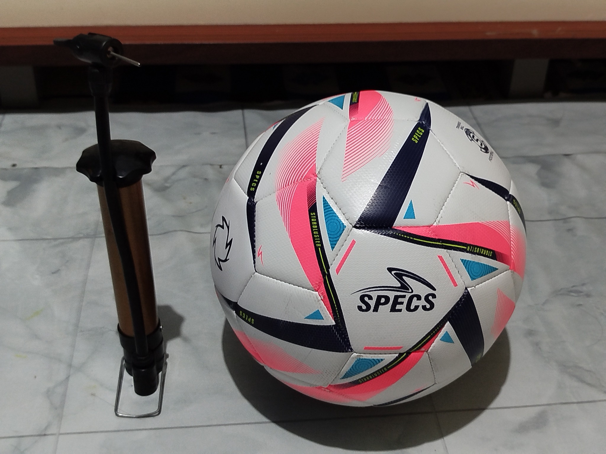 Dijual Bola Sepak Ukuran 5 – Siap Main, Bonus Pompa & Pentil