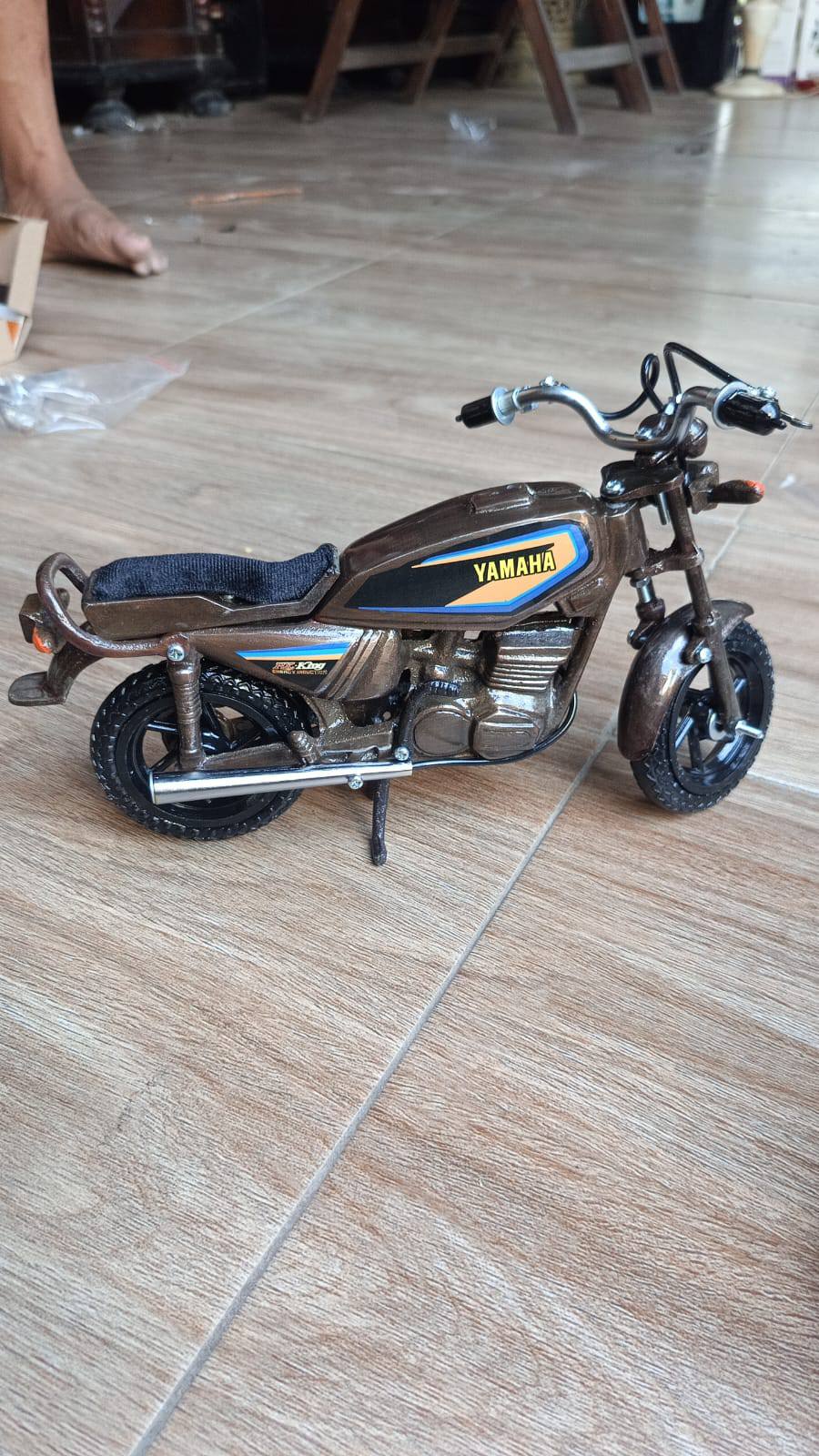 Miniatur RX King & Vespa Klasik – Detail Keren, Bahan Logam, Harga Bersahabat!