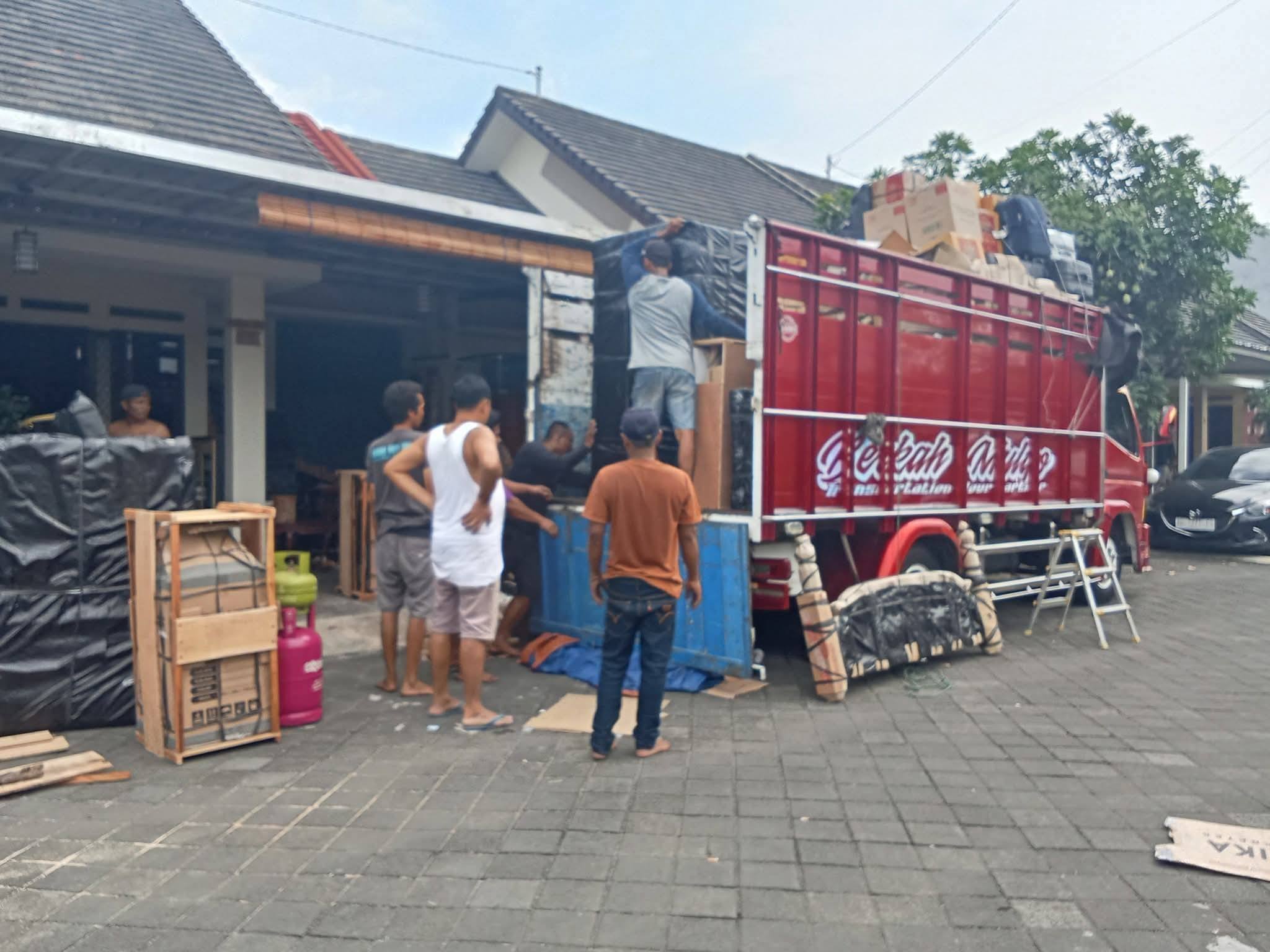ESTI TRANSPORT – Jasa Angkut Truk Terpercaya Dalam & Luar Kota 🚛💪