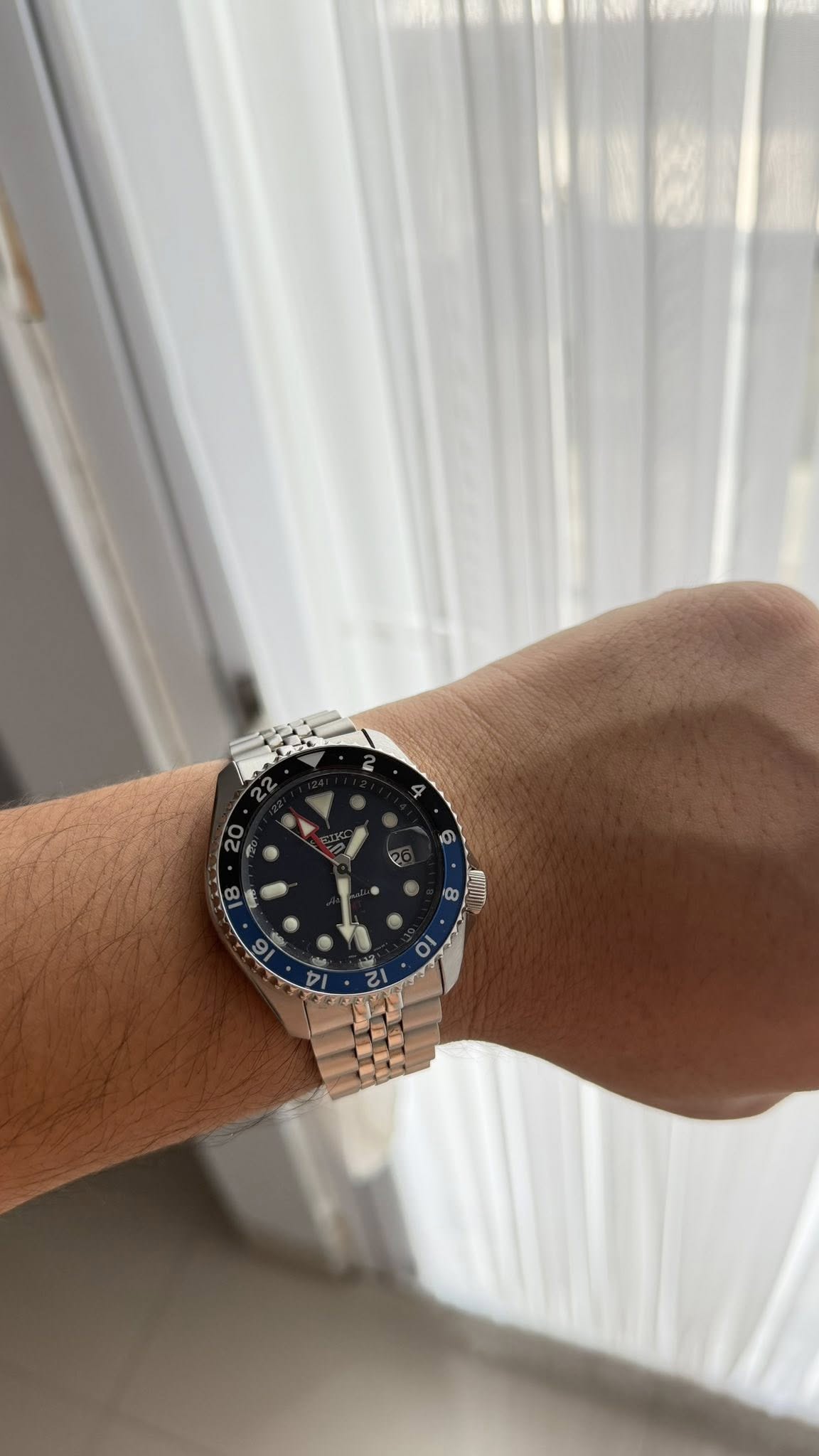 Jual Seiko 5 GMT “Batman” – Sporty Elegan, Siap Diajak Gas!