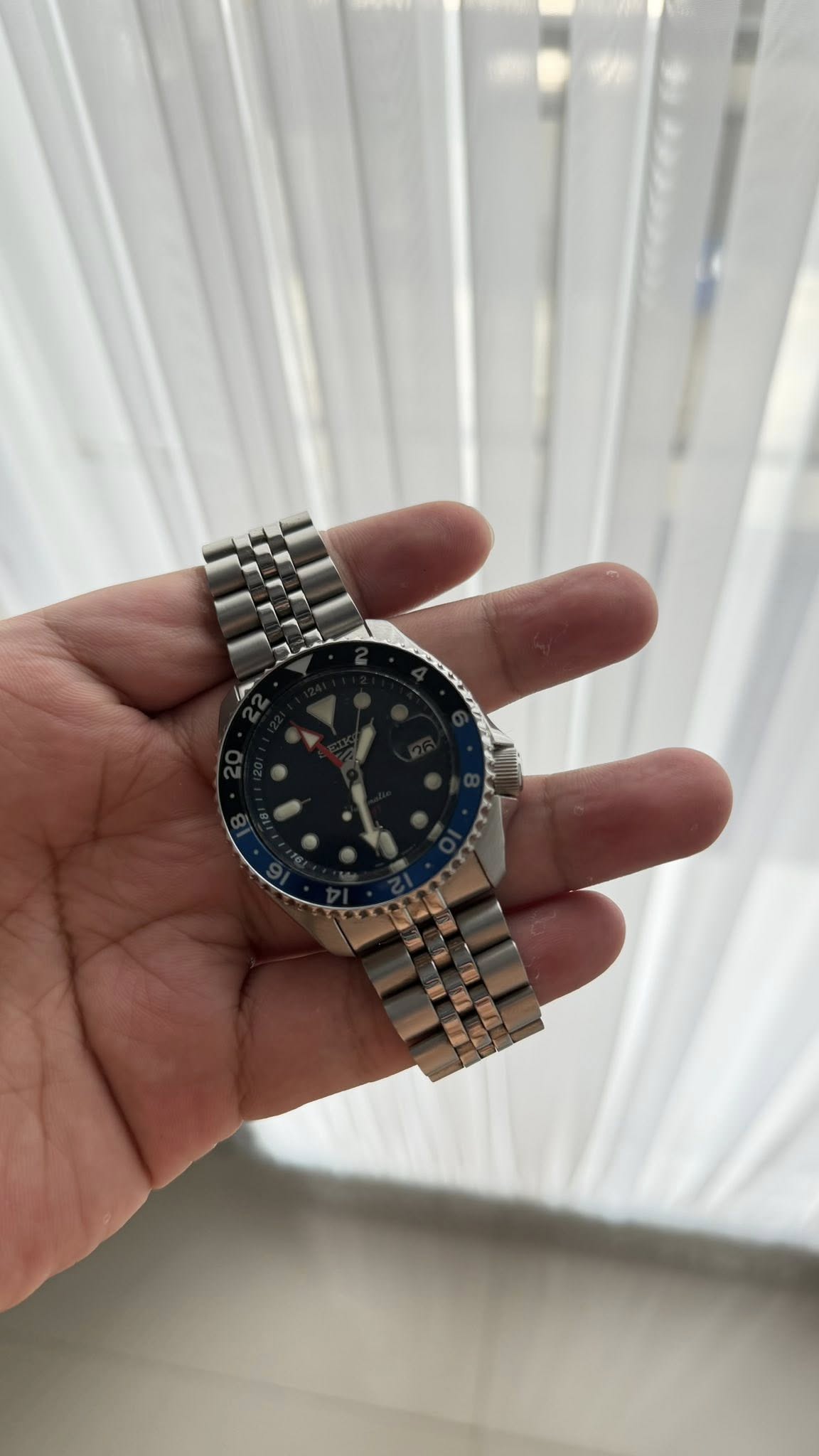 Jual Seiko 5 GMT “Batman” – Sporty Elegan, Siap Diajak Gas!