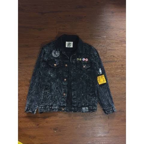 JAKET DENIM HITAM PREMIUM – SEKALI PAKAI, AURA LANGSUNG NAIK!