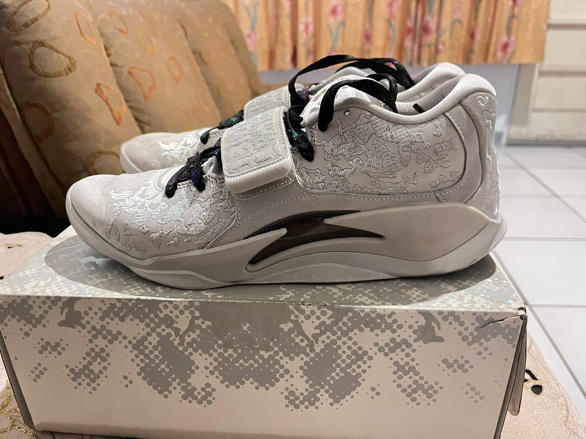 Jual Cepat Original With Box – Zion 3 SE PF Light Bone Size 43 🔥