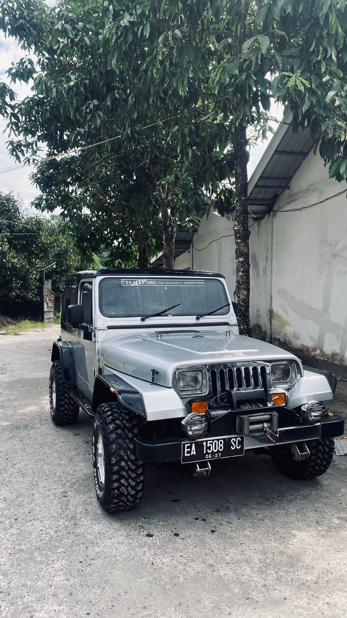 JUAL CEPAT JEEP WRANGLER 1996 4x4 MODIFIKASI – SIAP OFFROAD & HARIAN 🔥