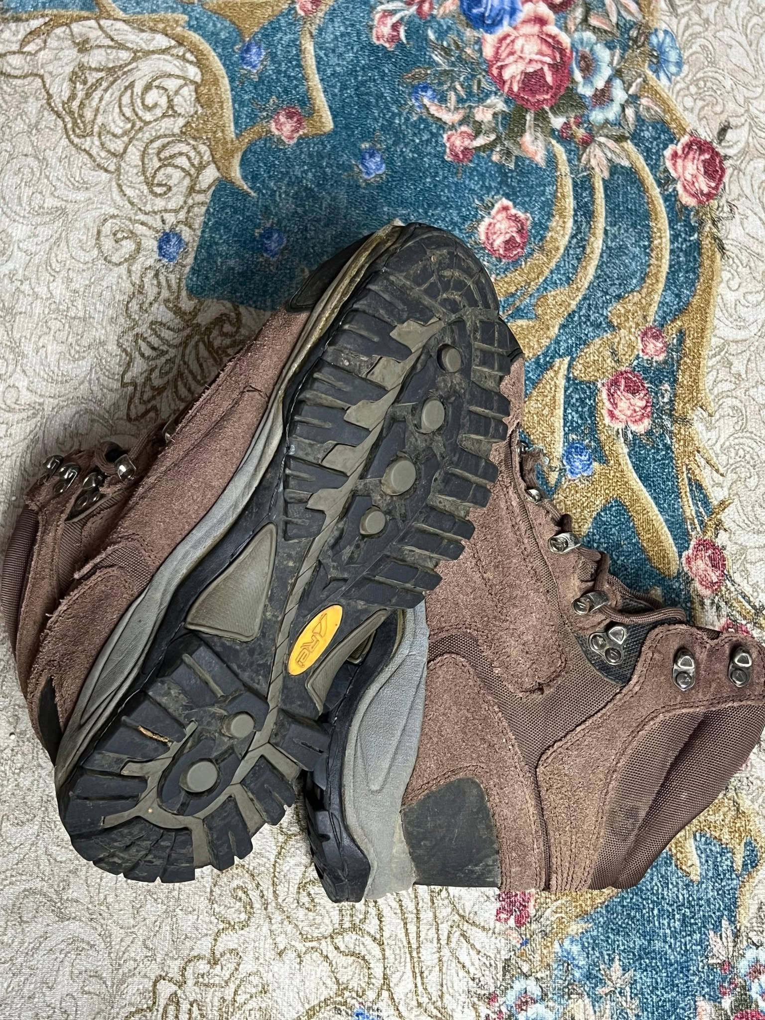 WTS Sepatu Gunung AREI Original Size 42 – Kondisi Terawat, Siap Pakai! 🥾