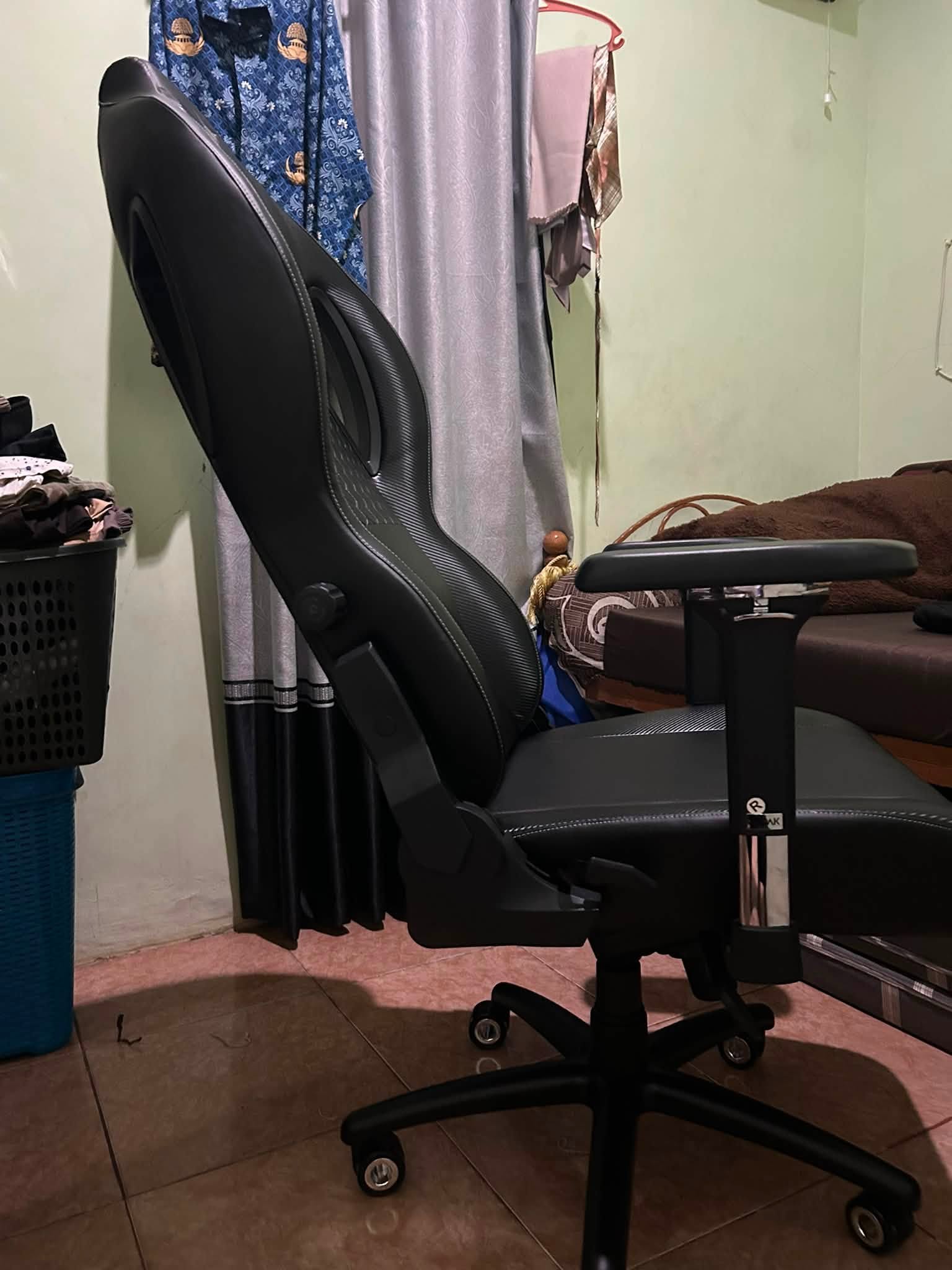 DIJUAL CEPAT! Kursi Gaming TODAK Hitam Like New – Baru Pakai 1 Minggu 🔥