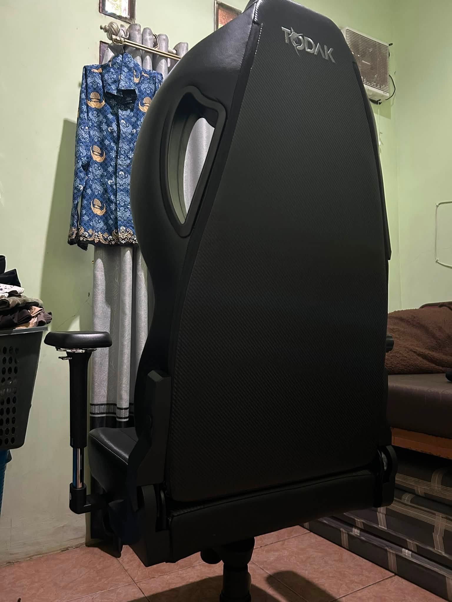 DIJUAL CEPAT! Kursi Gaming TODAK Hitam Like New – Baru Pakai 1 Minggu 🔥