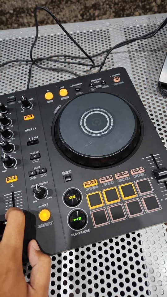 DIJUAL CEPAT! Controller DJ Mulus, Garansi Panjang, Fullset – Siap Pakai! 🎧