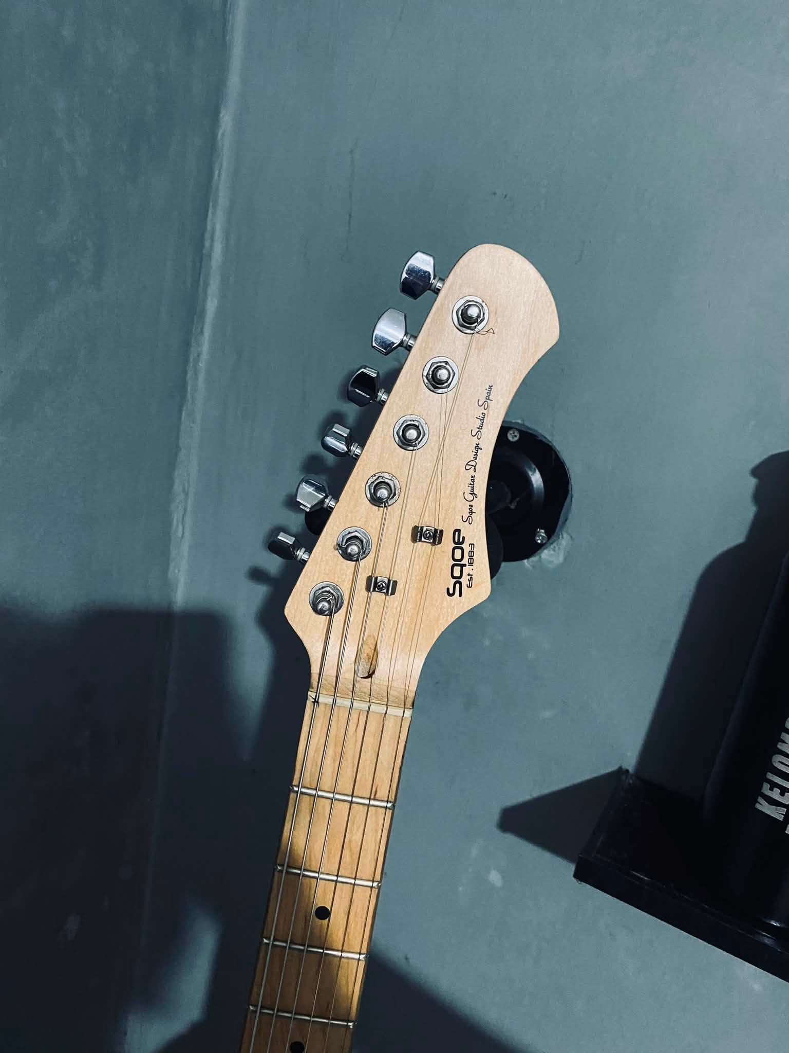 Gitar SQOE SEST250 + Ampli AMB 5 Inch – Paket Siap Main! 🎸🔥