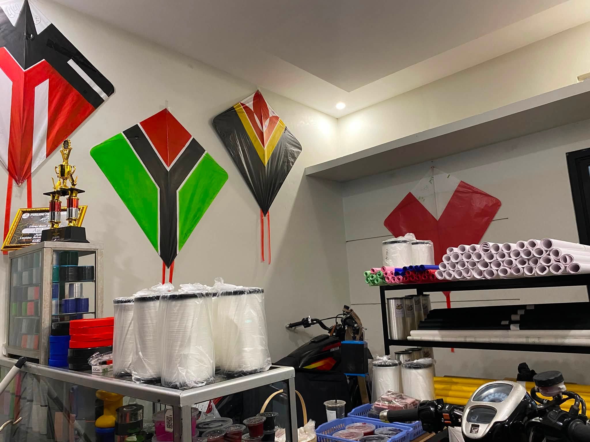 Jual Beli Layangan – Mampir ke Toko Layangan Komplek!